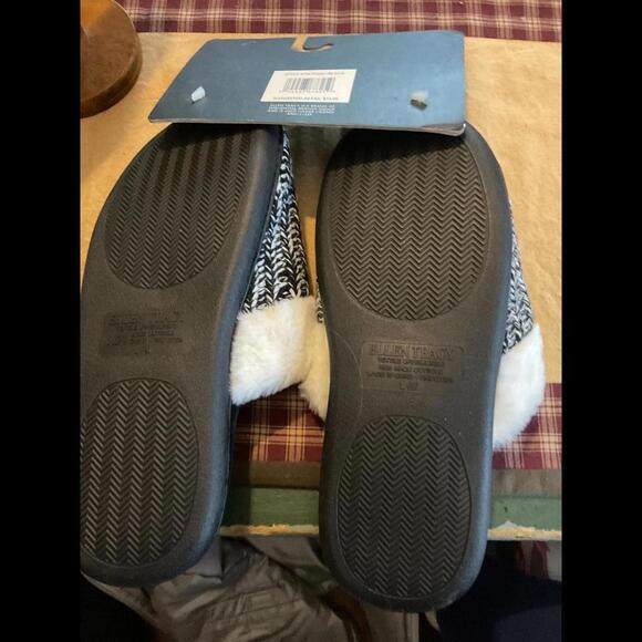 Ellen Tracy Cozy Slippers - Large Size - Picture 4 of 5